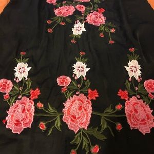 sleeveless, button down shirt. flower appliqué